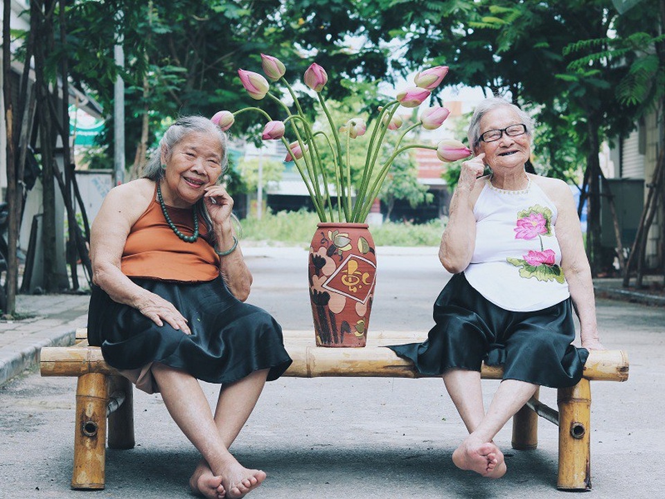 Với kinh nghiệm nhiều lần chụp ảnh, cụ Yên đã nhanh chóng đồng ý và biểu cảm rất tự nhiên trong bộ ảnh này, nhờ đó cụ Kim cũng bớt hồi hộp.