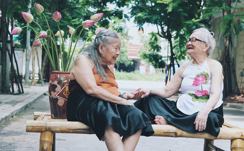 Để bộ ảnh thêm tự nhiên và vui vẻ, cụ Kim đã ngỏ ý rủ thêm cụ Yên cùng mình chụp ảnh để thắm “tình chị em”.