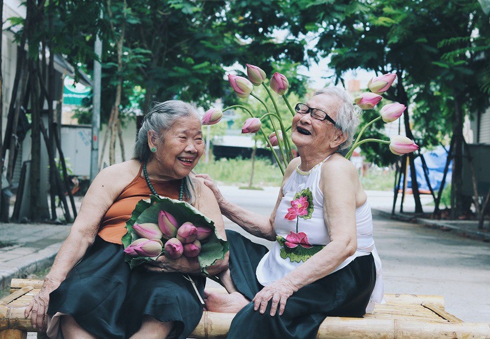 “Một nụ cười bằng mười thang thuốc bổ” và nếu nhìn bộ ảnh đáng yêu này có lẽ nhiều người sẽ nghĩ rằng “liều thuốc” đó đã giúp hai cụ bà trong bộ ảnh luôn trẻ trung, yêu đời đến như vậy.
