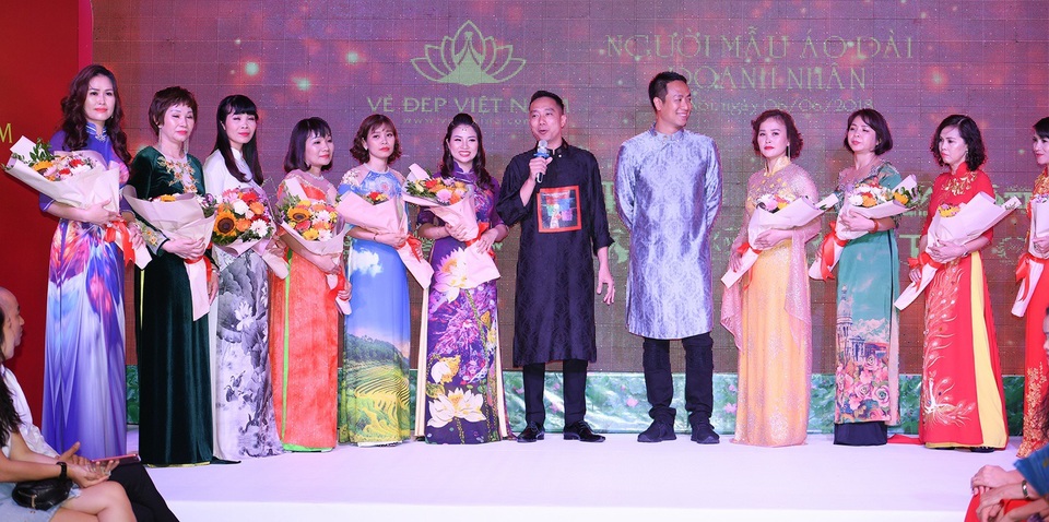 Dàn mẫu chỉ cao 1m50 trở lên tự tin catwalk sau… 1 ngày học tạo dáng - 1 NTK Đỗ Trịnh Hoài Nam, Đạo diễn Quang Tú cùng các người mẫu đặc biệt của Người mẫu Áo dài Doanh nhân.