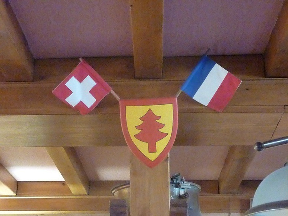 Khách sạn treo cả hai quốc kỳ Thụy Sỹ và Pháp