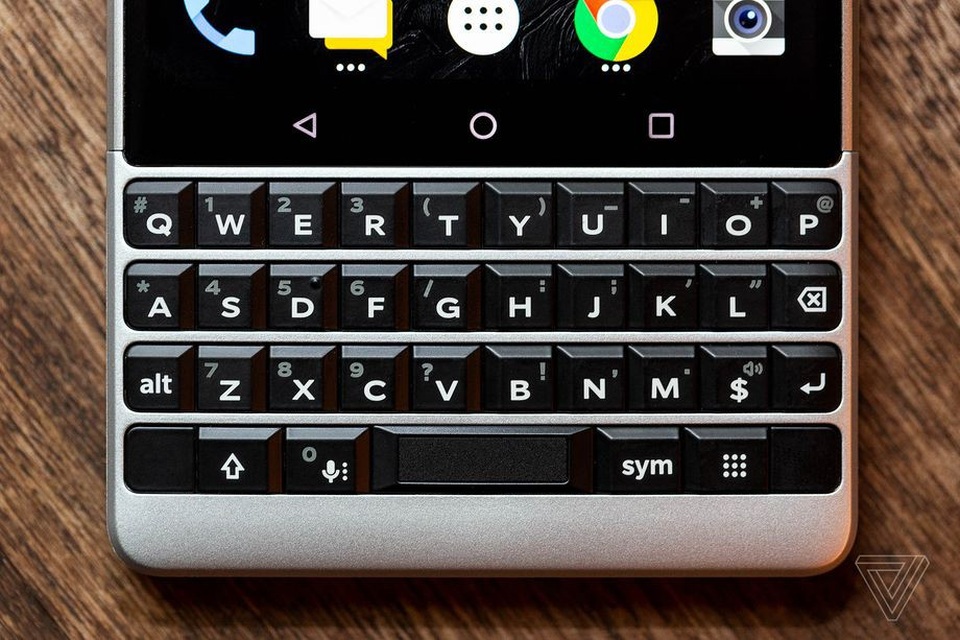 BlackBerry trình làng smartphone camera kép đầu tiên của hãng - 3 Các phím trên KEY2 được thiết kế lớn hơn so với phiên bản KEYOne, cảm biến vân tay được tích hợp vào nút space
