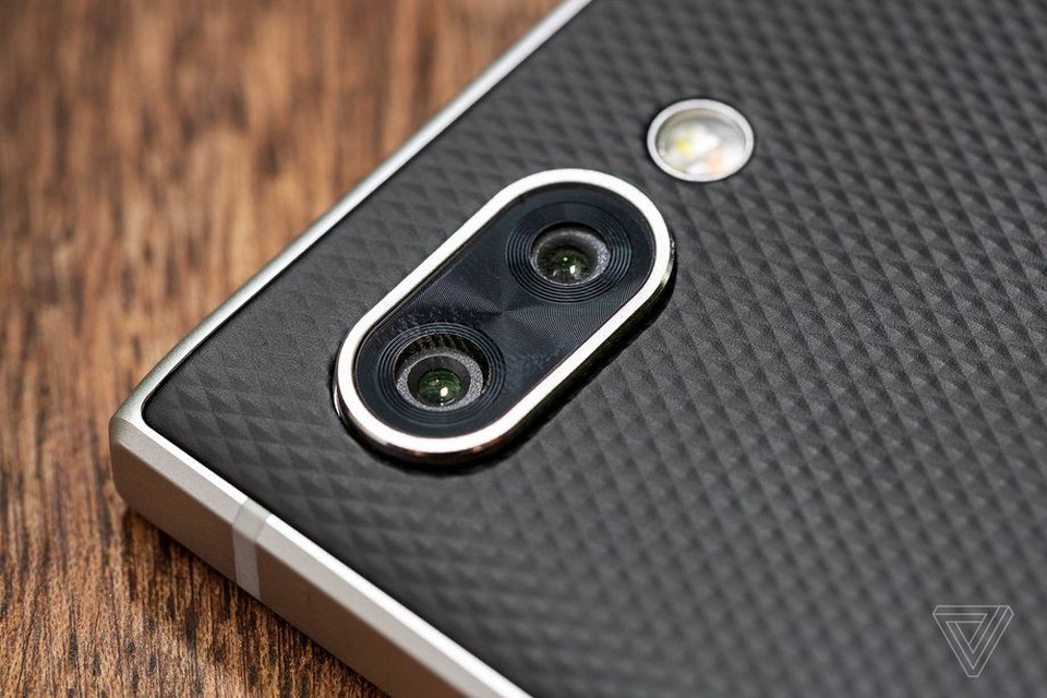 BlackBerry trình làng smartphone camera kép đầu tiên của hãng - 4 Cận cảnh cụm camera kép trên BlackBerry KEY2