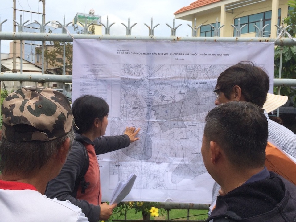 Trưởng Ban tiếp công dân Trung ương: Kỳ vọng tốt đẹp cho dự án Thủ Thiêm - 6 Người dân căng bản đồ quy hoạch khu đô thị mới Thủ Thiêm trước cổng Trung tâm Bồi dưỡng chính trị quận 2