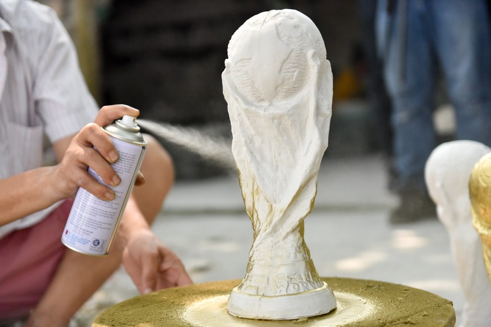 "Đột nhập" xưởng làm cúp vàng World Cup ở làng gốm Bát Tràng - 7
Sơn được phủ đều để không bị tình trạng chỗ đậm, chỗ nhạt, đảm bảo thẩm mỹ, anh Nhật cho biết.