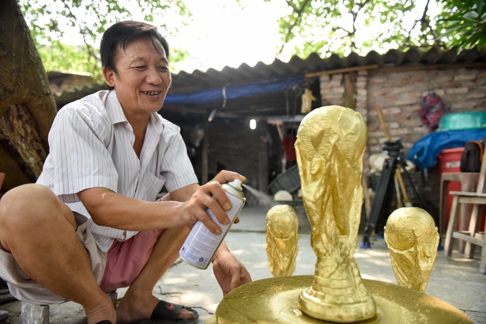 "Đột nhập" xưởng làm cúp vàng World Cup ở làng gốm Bát Tràng - 6
Tiếp theo, cúp được sơn một lớp sơn giả vàng cùng sơn bóng.