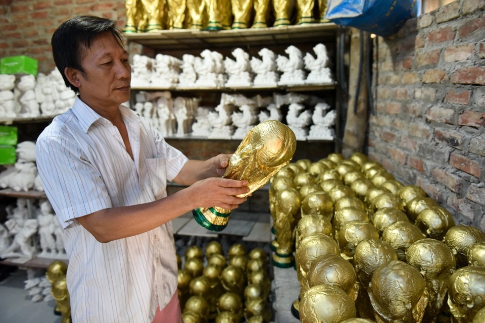 "Đột nhập" xưởng làm cúp vàng World Cup ở làng gốm Bát Tràng - 12
Không ngờ mùa World Cup năm nay sản phẩm này bán rất chạy. Mỗi ngày nhà tôi bán trên dưới 1000 chiếc cúp. Mới đầu mùa đã cháy hàng, gia đình phải tuyển thêm nhân công để làm cúp, anh Nhật chia sẻ.