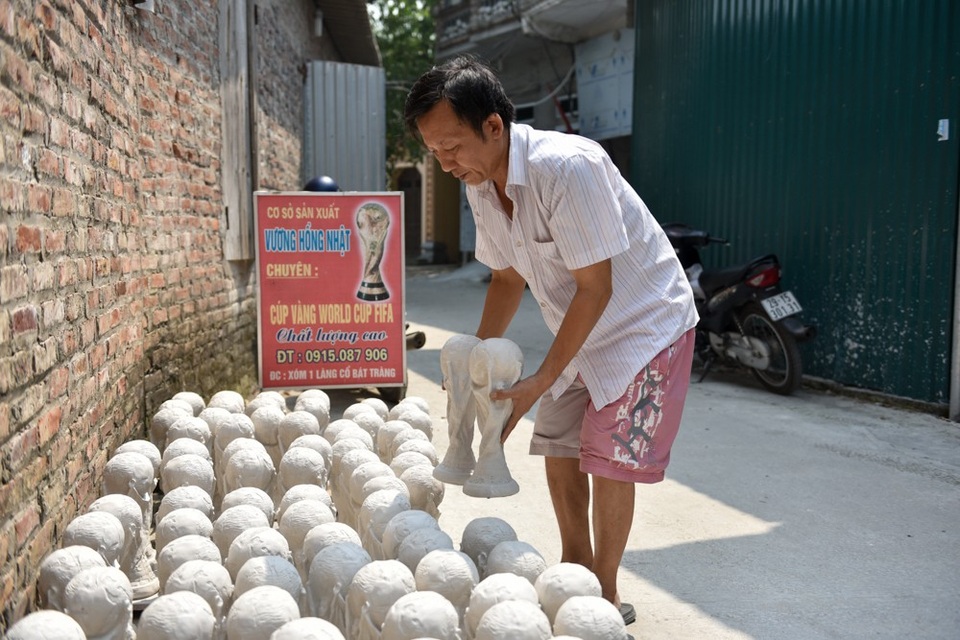 "Đột nhập" xưởng làm cúp vàng World Cup ở làng gốm Bát Tràng - 5
Phôi cúp được phơi để đảm bảo thạch cao khô, đủ cứng.