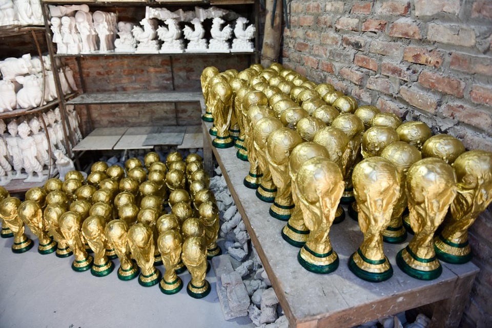 "Đột nhập" xưởng làm cúp vàng World Cup ở làng gốm Bát Tràng - 1
Xưởng sản xuất của gia đình anh Vương Hồng Nhật ở Bát Tràng (Gia Lâm, Hà Nội) mấy ngày nay nhộn nhịp hẳn lên với những hiếc cúp vàng World Cup bằng thành cao liên tục ra lò.