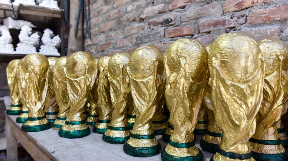 "Đột nhập" xưởng làm cúp vàng World Cup ở làng gốm Bát Tràng - 11
Những chiếc cúp đã hoàn thiện chờ xuất bán.