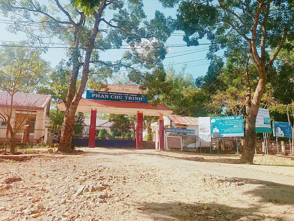 Đắk Nông: Học sinh phải đóng 100.000 tiền hỗ trợ kỳ thi THPT Quốc gia? - 2 Trường THPT Phan Chu Trinh cho rằng, khoản tiền trên là để hỗ trợ học sinh