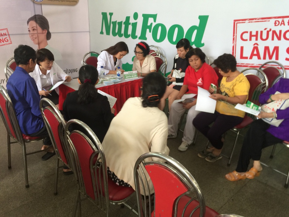 Đến Ngày hội Người cao tuổi sẽ được khám sức khỏe miễn phí - 2 Bác sĩ NutiFood tư vấn dinh dưỡng cho các cụ trong Ngày hội Người cao tuổi quận 11