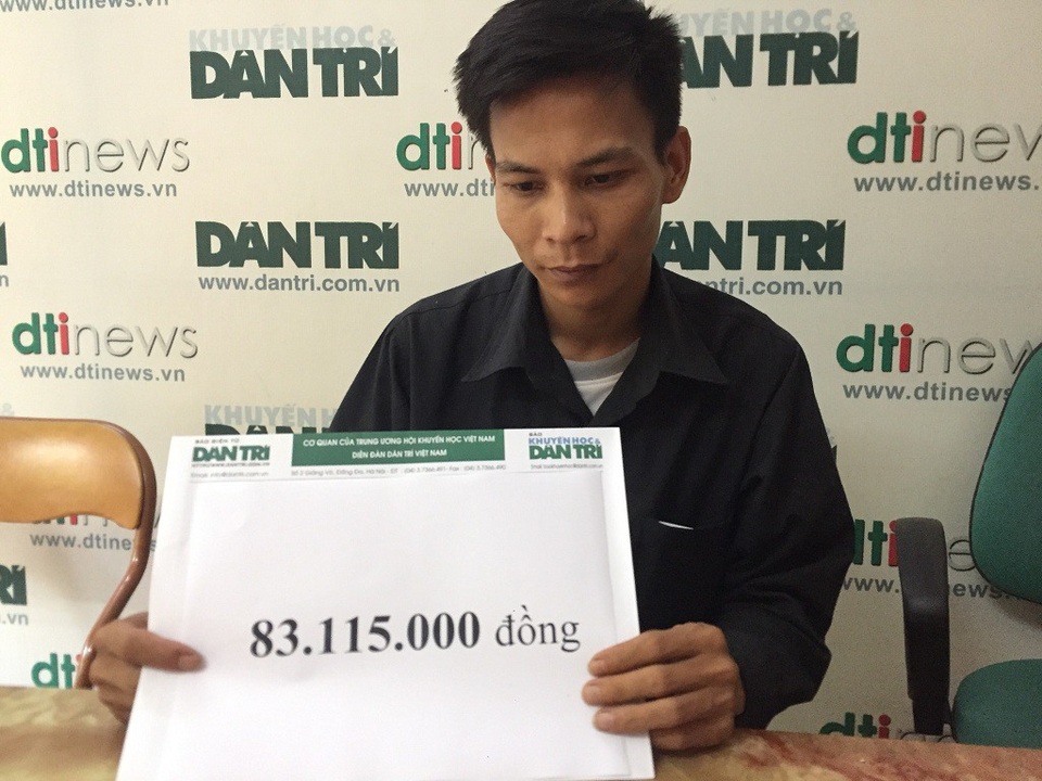 Hơn 83 triệu đồng đến với 3 đứa trẻ mất mẹ vì sét đánh - 3 Anh Bằng nhận món quà của bạn đọc báo điện tử Dân trí.