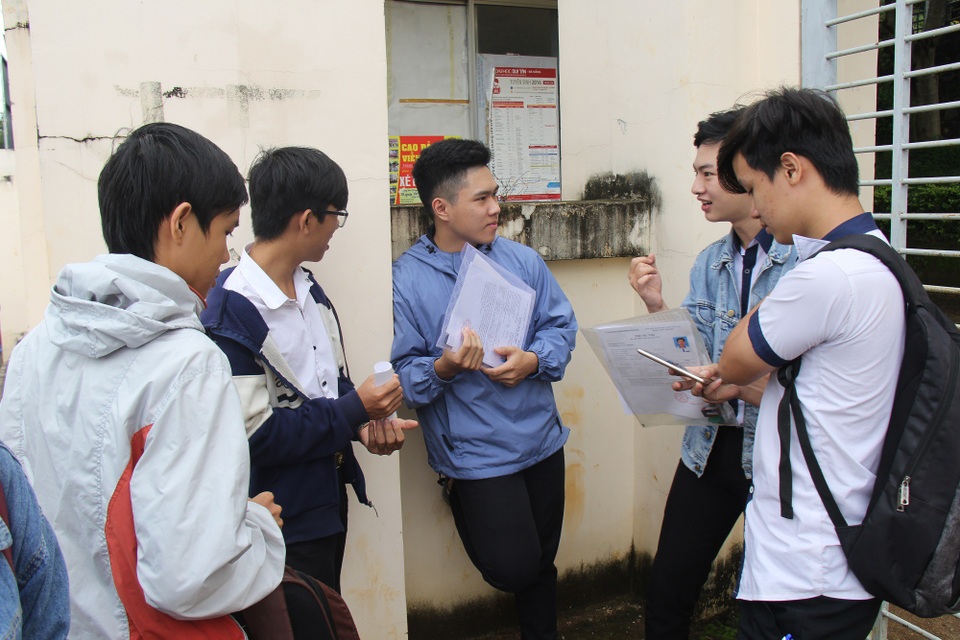 Đắk Nông: Học sinh phải đóng 100.000 tiền hỗ trợ kỳ thi THPT Quốc gia? - 1 Nhiều học sinh cho biết, phải đóng một khoàn tiền hỗ trợ kỳ thi tốt nghiệp sắp tới (ảnh minh họa)