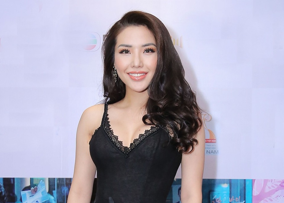 Khánh Phương có điểm bất thường khi xuất hiện tại sự kiện với 2 bên ngực to nhỏ bất thường...