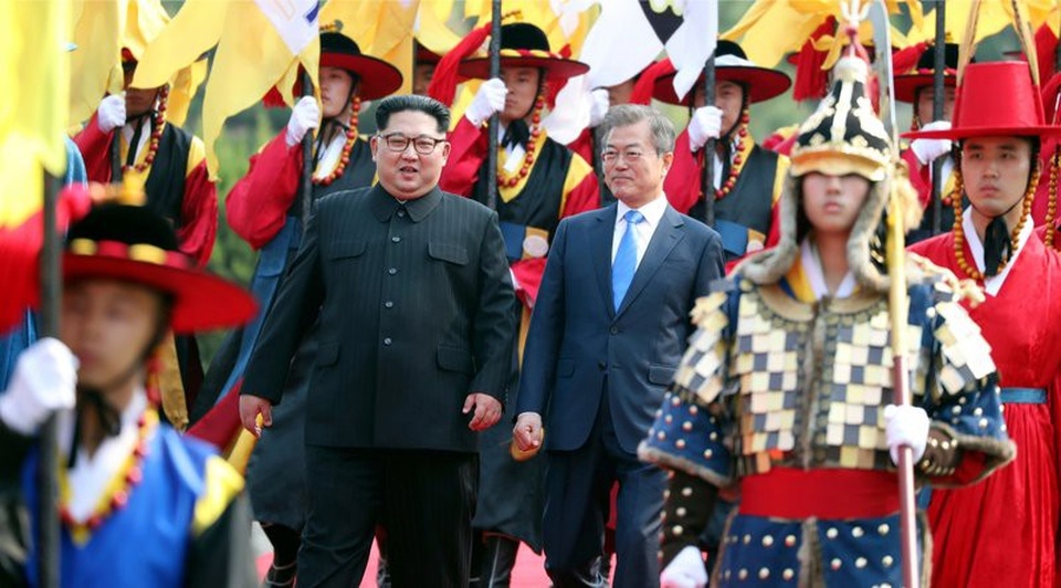 Tranh cãi chuyện trả tiền khách sạn cho ông Kim Jong-un tại Singapore - 2 Hàn Quốc từng nhiều lần chi tiền cho các chuyến đi của phái đoàn Triều Tiên. Trong ảnh: Lãnh đạo Hàn - Triều gặp nhau tại hội nghị thượng đỉnh hồi tháng 4 (Ảnh: Reuters)