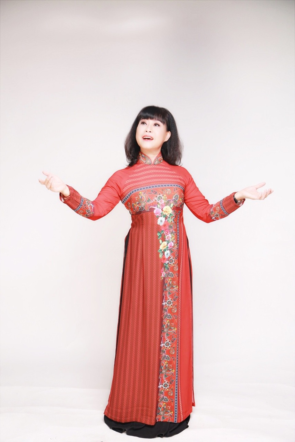 NSƯT Hồng Liên: “Tôi dựa vào câu hát mà thoát nỗi cô đơn, buồn tủi…” - 2 Dù hôn nhân không trọn vẹn nhưng NSƯT Hồng Liên vẫn luôn cháy hết mình với nghề và sống hết mình với con cháu.