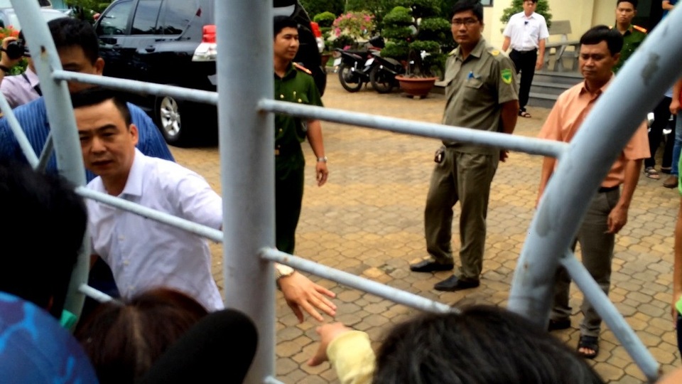 Trưởng Ban tiếp công dân Trung ương: Kỳ vọng tốt đẹp cho dự án Thủ Thiêm - 7 Ông Nguyễn Hồng Điệp chia sẻ với người dân chờ đợi bên ngoài khi kết thúc buổi gặp gỡ