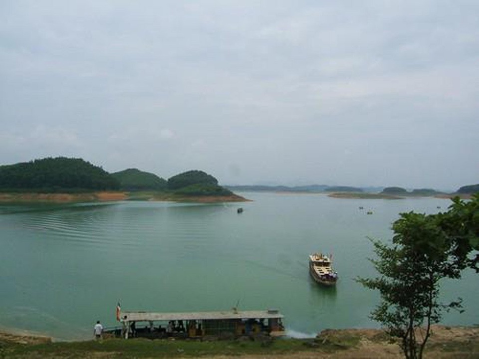 Trắm đen khổng lồ to hơn người: Huyền thoại "thủy quái" hồ Thác Bà - 1 Trắm đen khổng lồ to hơn người: Huyền thoại "thủy quái" hồ Thác Bà - 1