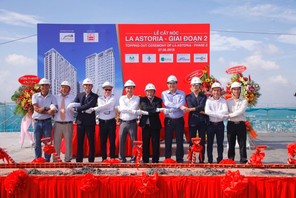 Khu căn hộ La Astoria giai đoạn 2 và 3 cất nóc vượt tiến độ - 1 Khu căn hộ La Astoria giai đoạn 2 và 3 cất nóc vượt tiến độ - 1