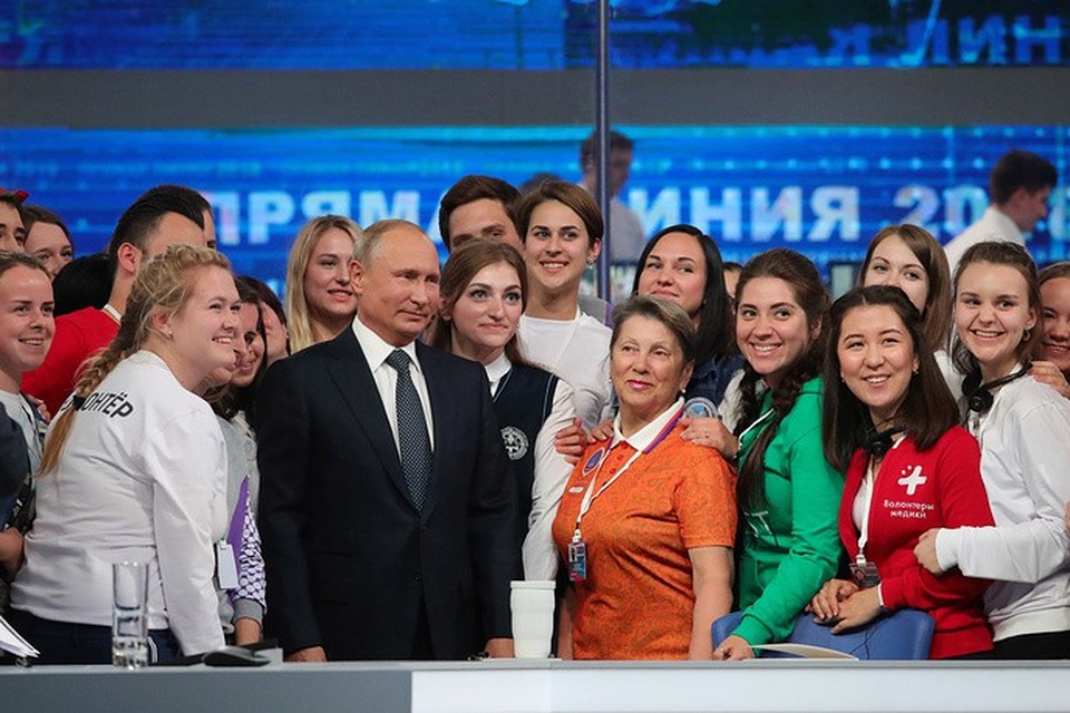 Hơn 4 giờ đối thoại với dân của Tổng thống Putin - 11 Đây là cuộc đối thoại trực tuyến đầu tiên của Tổng thống Putin trong nhiệm kỳ mới và là cuộc đối thoại thứ 16 kể từ năm 2001 của ông trong cả vai trò Tổng thống và Thủ tướng Nga. Năm 2013, ông Putin lập kỷ lục với việc trả lời câu hỏi trong 4 giờ 48 phút. Năm 2017, cuộc đối thoại này kéo dài 3 giờ 56 phút.