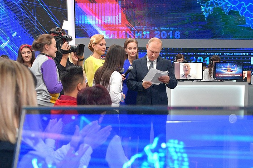 Hơn 4 giờ đối thoại với dân của Tổng thống Putin - 3 Năm nay, những người đặt câu hỏi và được Tổng thống Putin trả lời bao gồm cả công dân Nga và một số người tị nạn Ukraine. Đích thân Tổng thống Putin đã lựa chọn và đọc công khai câu hỏi trước khi trả lời.