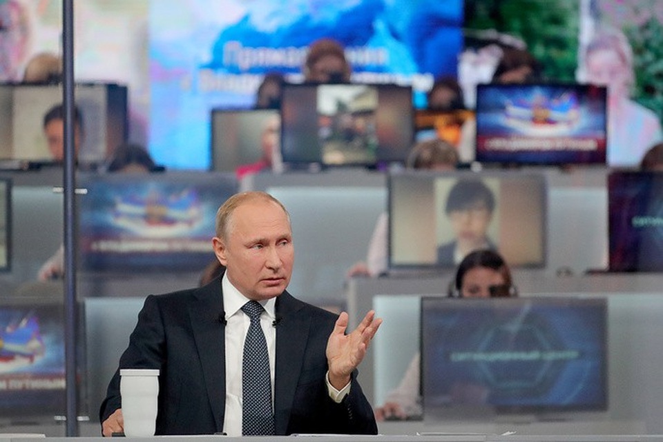 Hơn 4 giờ đối thoại với dân của Tổng thống Putin - 4 Ông Putin đã trả lời 12 câu hỏi liên quan tới các vấn đề kinh tế, 7 câu hỏi về chính sách đối nội và 10 câu hỏi về các vấn đề quốc tế. Ngoài ra, một loạt chủ đề khác như thể thao, không gian vũ trụ, y tế, chính sách an sinh xã hội, bảo vệ môi trường, quốc phòng và công nghiệp cũng được người Nga quan tâm và hỏi Tổng thống Putin.