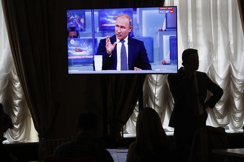 Hơn 4 giờ đối thoại với dân của Tổng thống Putin - 9 Tổng thống Putin cũng đưa ra những đánh giá công khai về tình hình phát triển của đất nước, bao gồm tăng trưởng kinh tế, trước sự chứng kiến của người dân.