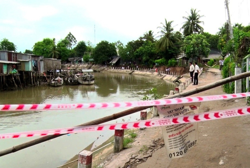 Hiện ngành chức năng đã cắm biển báo và di dời những hộ dân trong vùng sạt lở đến nơi an toàn