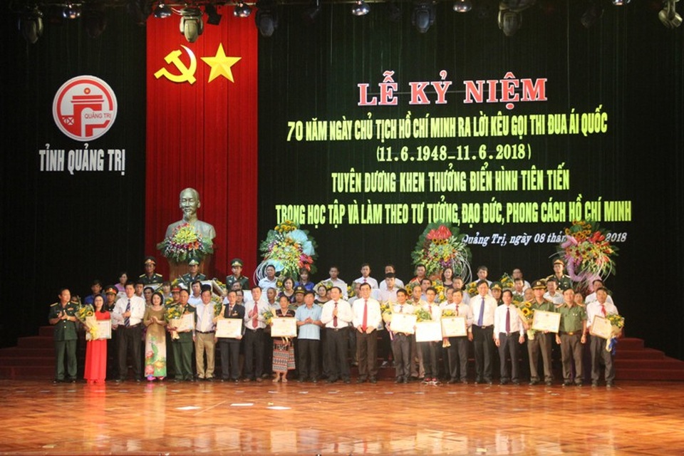 Quảng Trị: Tuyên dương, khen thưởng 20 tập thể, 56 cá nhân điển hình tiên tiến - 1 Lãnh đạo tỉnh Quảng Trị tặng Bằng khen cho các cá nhân điển hình tiên tiến