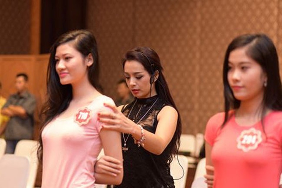 “Thi hoa hậu không cần thiết phải bỏ thi bikini” - 2 Cựu người mẫu Thúy Hằng rèn dáng cho thí sinh Hoa hậu Việt Nam 2014.