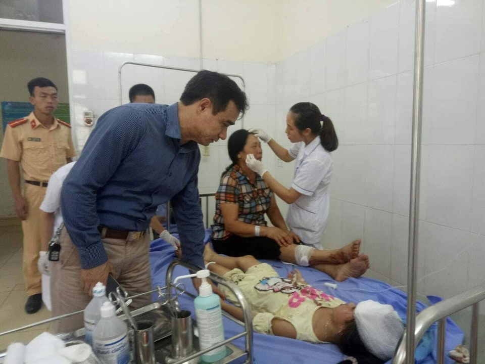 Xe container va chạm xe khách, 9 người thương vong - 2