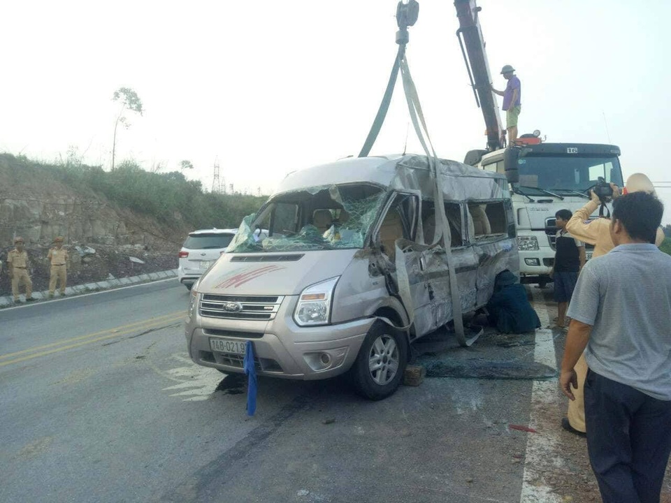 Xe container va chạm xe khách, 9 người thương vong - 3