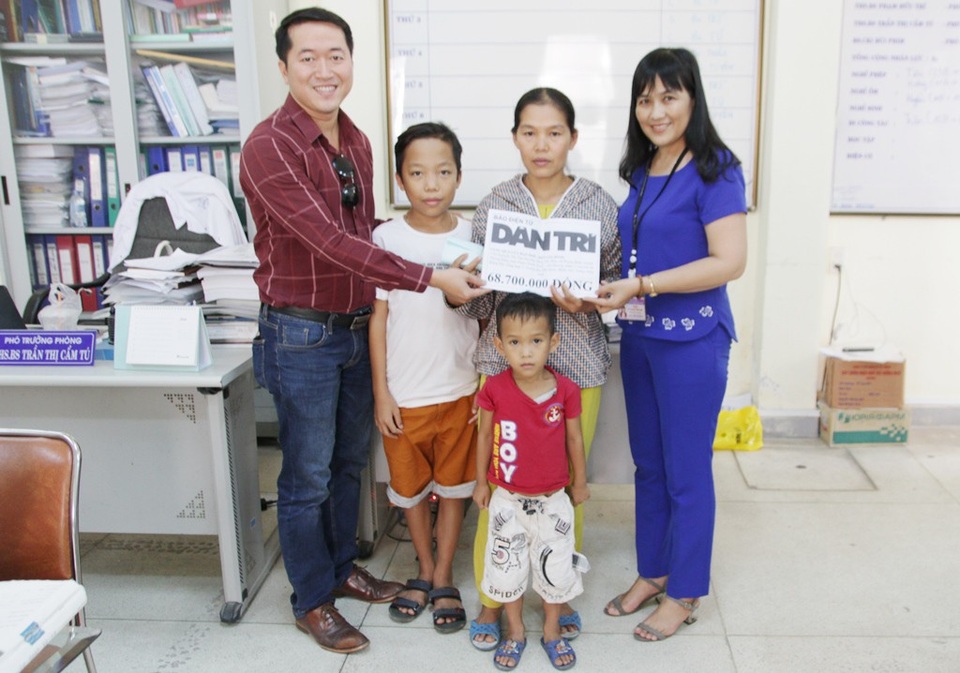 BS Trần Thị Cẩm Tú, Phó Phòng Kế hoạch - Tổng hợp, Bệnh viện Trung ương Huế cùng PV Dân trí trao quà nhân ái cho chị Hương và 2 cháu