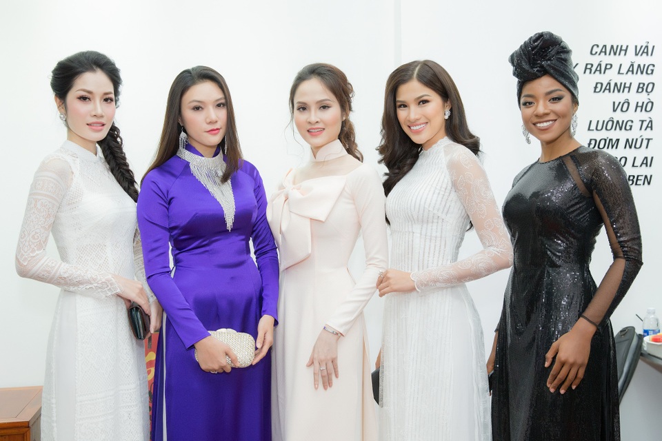 Hà Thu, Nam Thư "lép vế" trước vòng eo con kiến của Trác Thúy Miêu - 7 NSND Bạch tuyết cùng dàn người đẹp trò chuyện vui vẻ tại sự kiện.