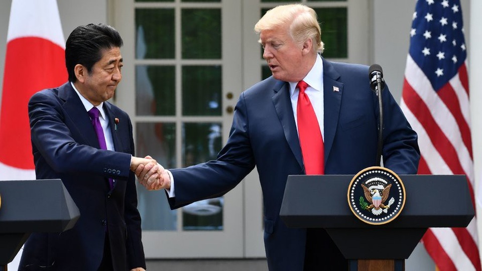 Phát ngôn gây chú ý của Tổng thống Trump trước ngày gặp ông Kim Jong-un - 1 Tổng thống Trump bắt tay Thủ tướng Abe trong cuộc họp báo tại Vườn Hồng, Nhà Trắng hôm 7/6 (Ảnh: AFP)