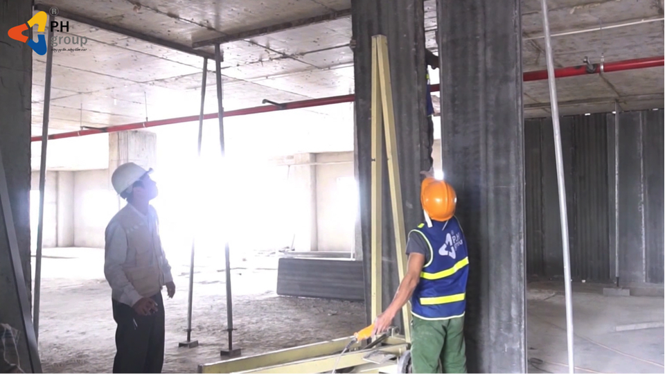 Vật liệu xây dựng không nung “ung dung” chiếm lĩnh thị trường - 1 Sản phẩm tấm tường rỗng bê tông đúc sẵn của P.H Group được đưa vào sử dụng tại các công trình xây dựng