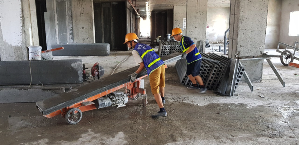 Vật liệu xây dựng không nung “ung dung” chiếm lĩnh thị trường - 2 Thi công tấm tường mới nhanh hơn cách xây truyền thống