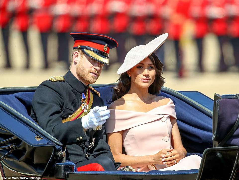 Công nương Meghan Markle xinh đẹp tái xuất - 1
Công nương Meghan Markle cùng chồng, hoàng tử Harry vừa trở về Anh sau tuần trăng mật ở Ai len