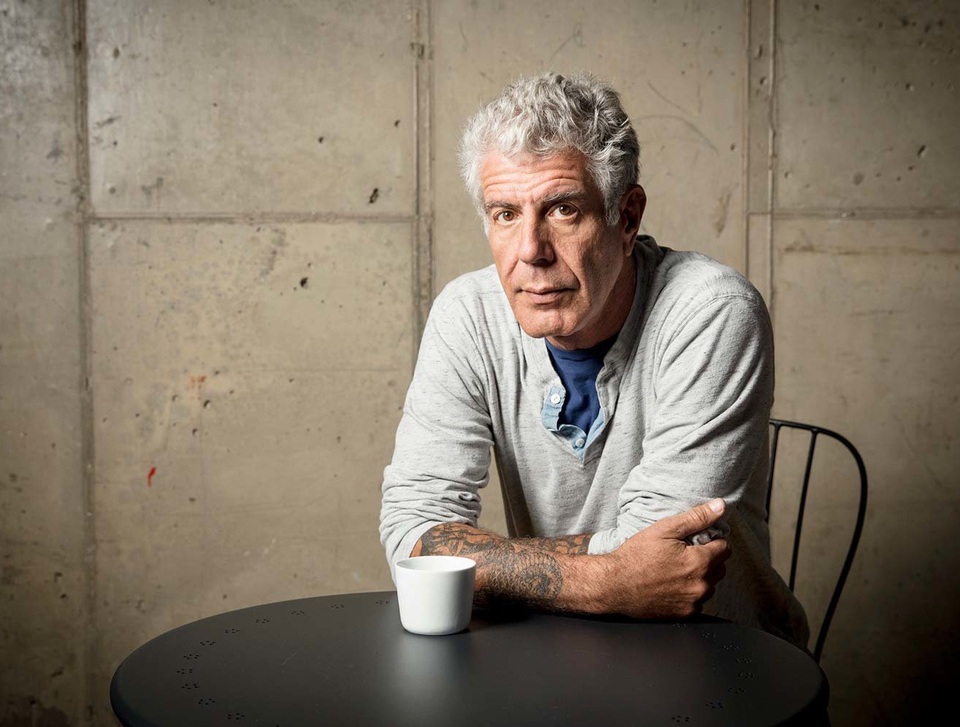 Trước khi tự sát, đầu bếp Anthony Bourdain mua bức “Bầu trời sụp đổ” - 1 Ẩm thực gia Anthony Bourdain