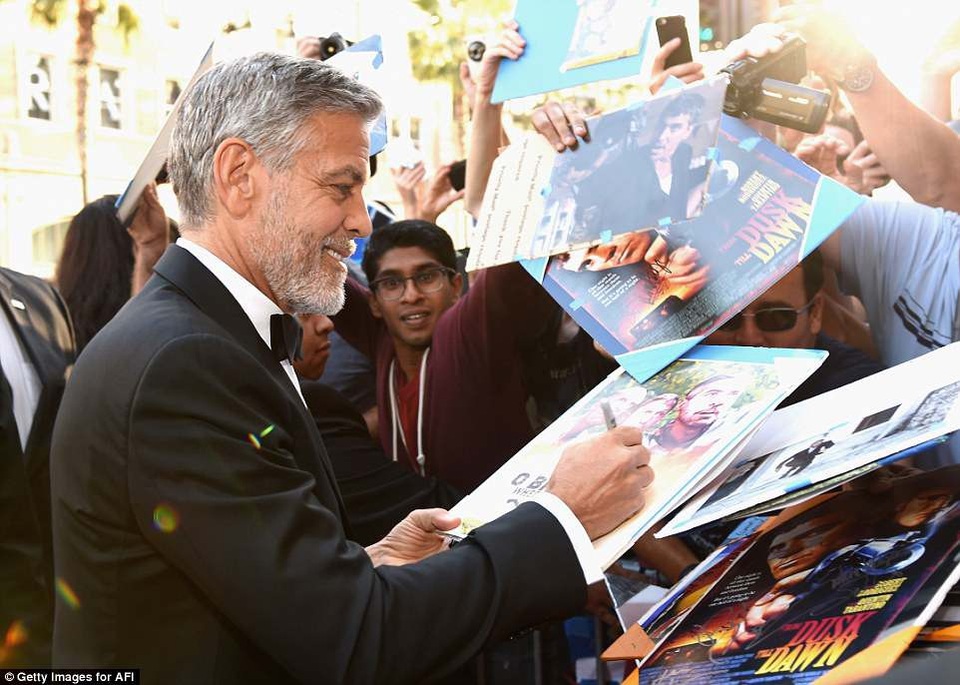 Vợ chồng George Clooney hôn nhau say đắm - 2
George Clooney ký tặng cho fans trước khi vào trong nhà hát nhận giải Thành tựu trọn đời do viện điện ảnh Mỹ trao tặng