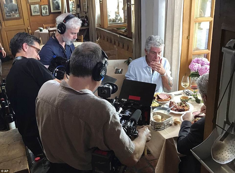 Trước khi tự sát, đầu bếp Anthony Bourdain mua bức “Bầu trời sụp đổ” - 5 Bức ảnh chụp Anthony Bourdain hồi đầu tuần này, một trong những bức ảnh cuối cùng trong cuộc đời ông.