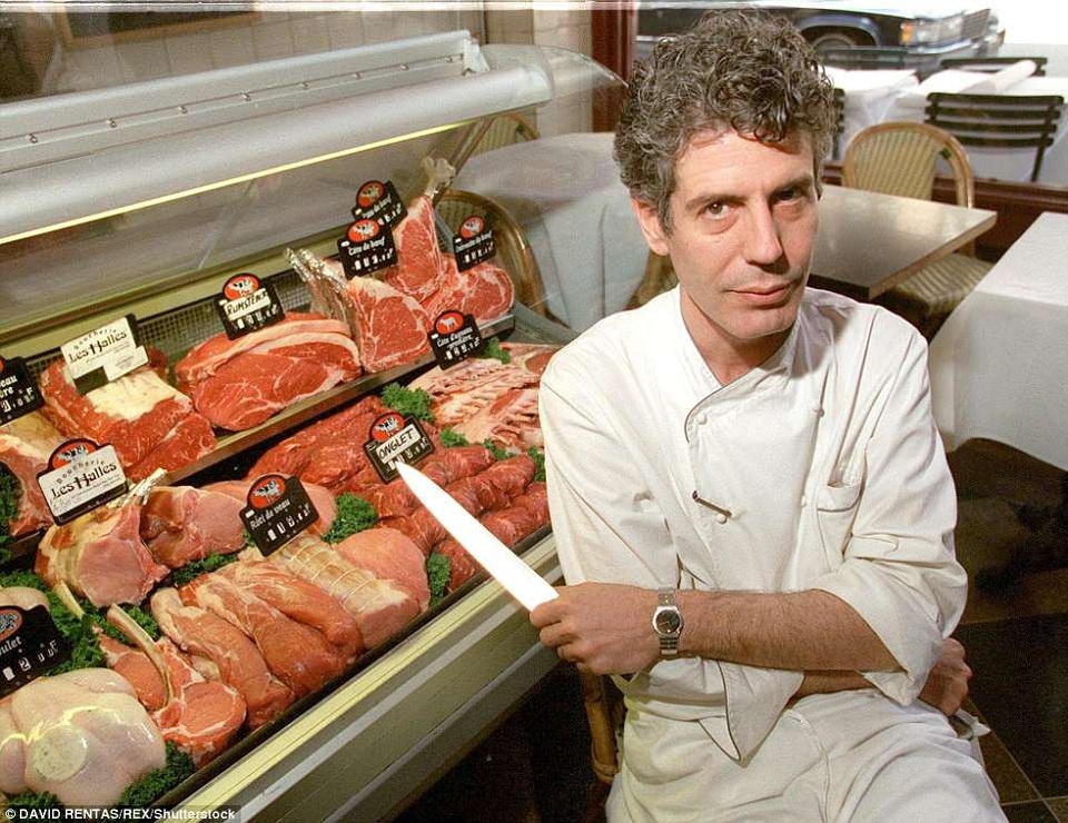 Trước khi tự sát, đầu bếp Anthony Bourdain mua bức “Bầu trời sụp đổ” - 8 Anthony Bourdain thuở còn là đầu bếp