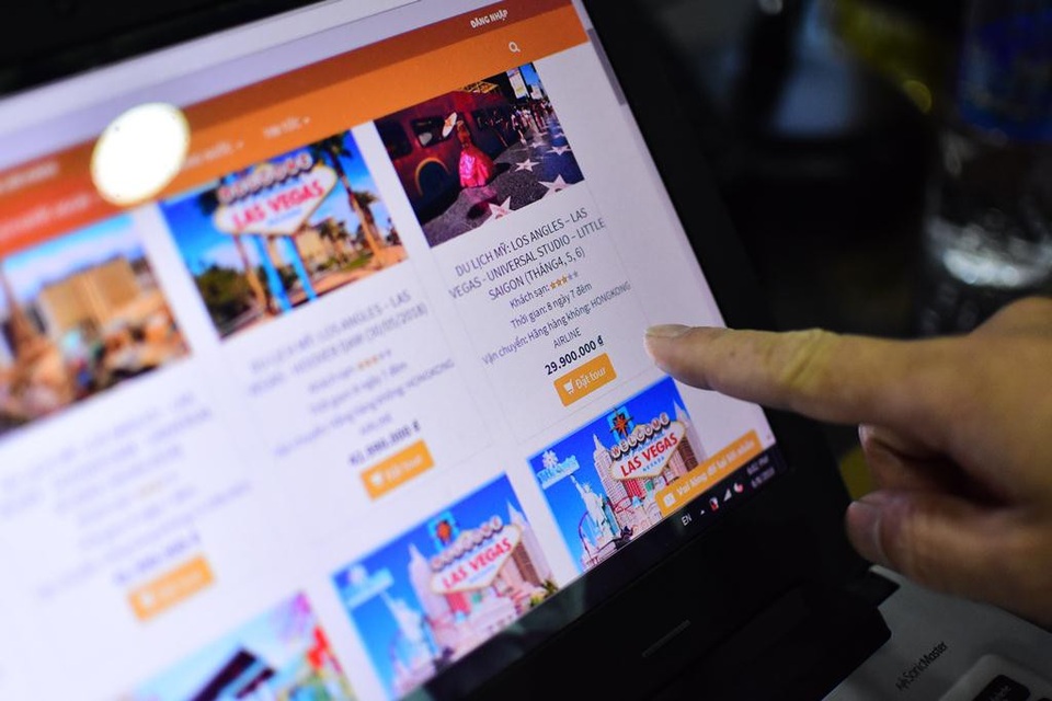 Ông Long chỉ vào một tour du lịch Mỹ giá rẻ