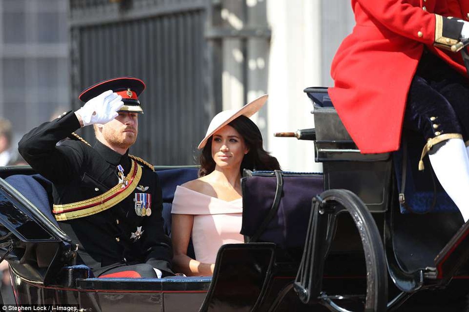 Công nương Meghan Markle xinh đẹp tái xuất - 3
Gu thời trang của công nương nước Anh được đánh giá là rất thanh lịch