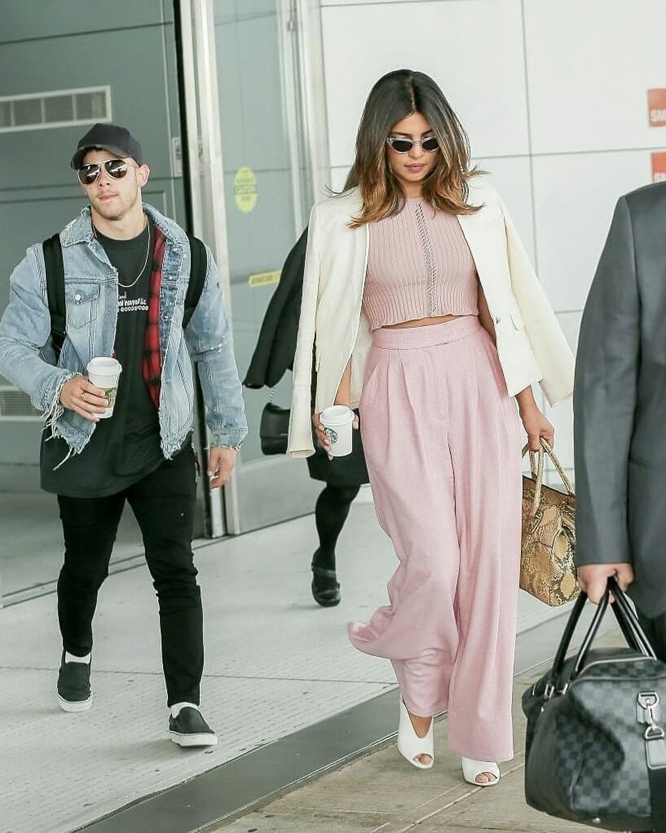 Hoa hậu thế giới sành điệu bên bạn trai tin đồn kém 10 tuổi - 1
Nick Jonas và Priyanka Chopra sành điệu xuất hiện tại sân bay JFK ở New York ngày 8/6 vừa qua