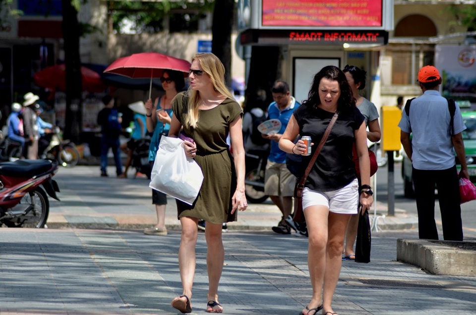 Du khách đi dạo phía trước nhà thờ Đức Bà, quận 1