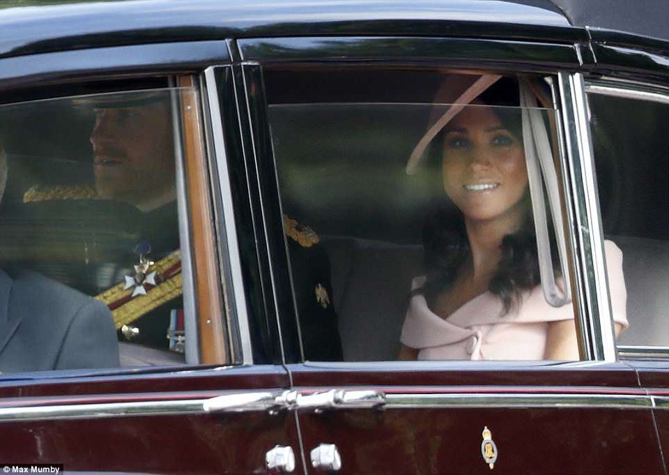 Công nương Meghan Markle xinh đẹp tái xuất - 4
Meghan Markle thường xuyên chọn các bộ đồ mới nhất của các nhà mốt đình đám thế giới