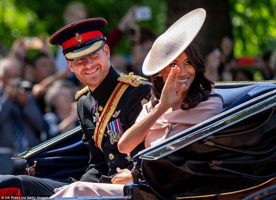 Công nương Meghan Markle xinh đẹp tái xuất - 6
Lễ diễu hành mừng sinh nhật của nữ hoàng Anh có sự tham gia của hàng trăm nghìn người dân