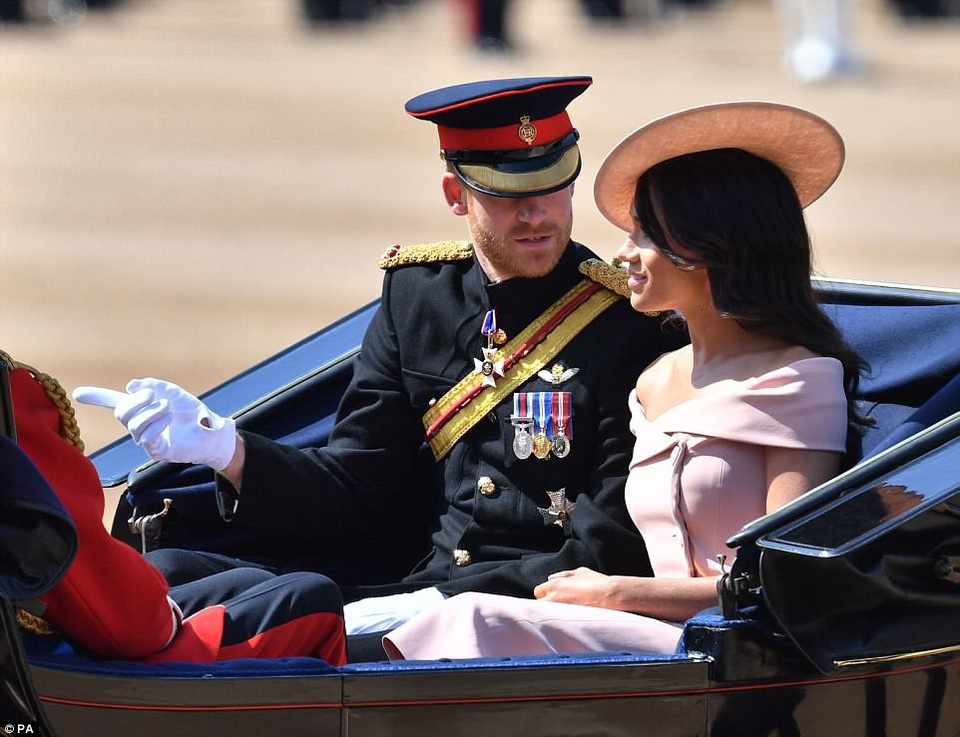 Công nương Meghan Markle xinh đẹp tái xuất - 7
Công nương Meghan thu hút sự chú ý của phóng viên ảnh